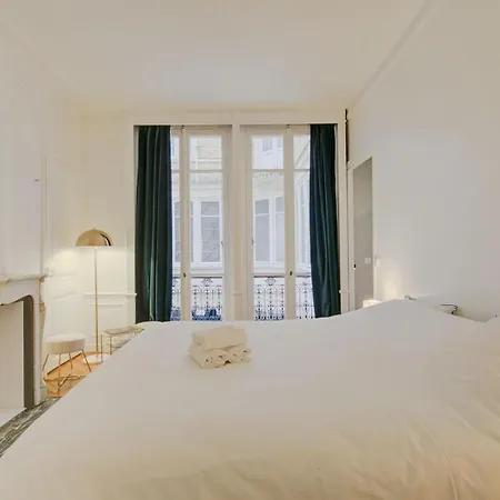 Le Parisien Chic Et Contemporain